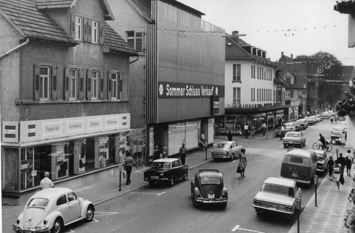 Die Bahnhofstraße im Jahr 1967: Damals trug Krauß seinen Teil zu einer pulsierenden Unterstadt bei, dahinter das Gebäude der Kreiszeitung.