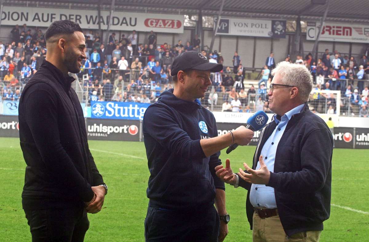 Kickers-Stadionsprecher Daniel Räuchle interviewt Pierre-Enric Steiger, Präsident der Björn-Steiger-Stiftung (re.), und Ex-Kickers-Spieler Daniel Engelbrecht (li.).