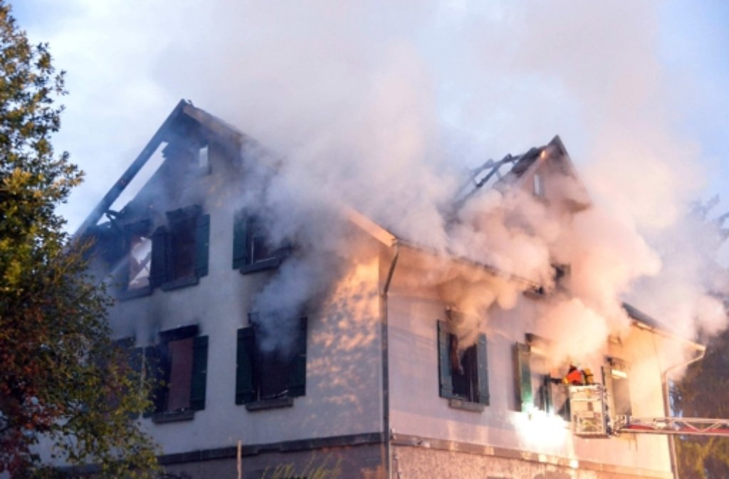 Ein Brand hat die geplante Flüchtlingsunterkunft in Weissach im Tal zerstört. Um fünf Uhr am Montag rückte die Feuerwehr aus, auch am Mittag brannten noch Glutnester.
