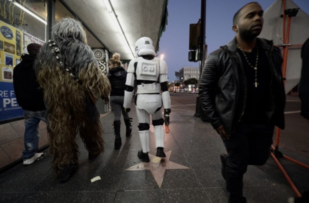 So muss Fanliebe aussehen: Selbstbewusst spazieren zwei „Star Wars“-Fans über das Hollywood Boulevard. Sie haben sich als ihre Idole verkleidet.