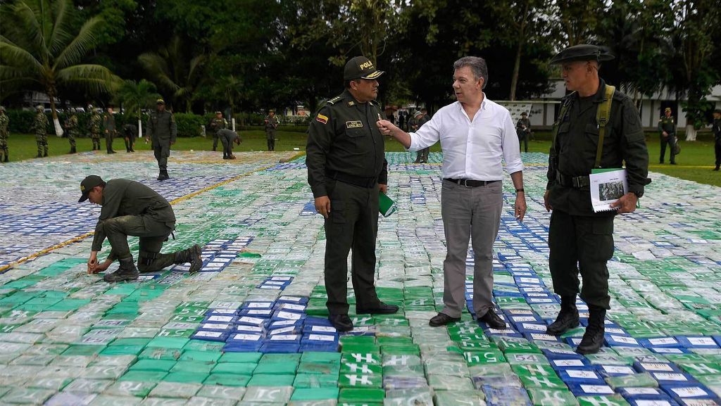  Die kolumbianische Polizei hat in einem Bananenanbaugebiet zwölf Tonnen Kokain beschlagnahmt. Staatschef Juan Manuel Santos sprach vom größten Drogenfund des Landes. 