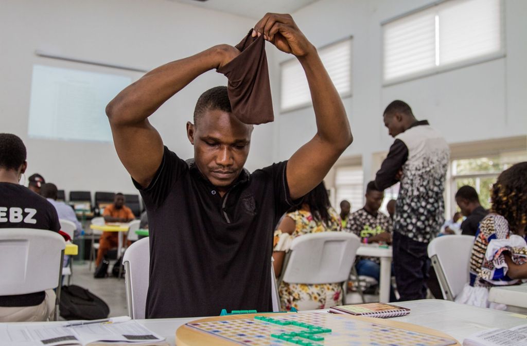 Wellington Jighere aus Nigeria war 2015 der erste Scrabble-Weltmeister aus Afrika. Die Nigerianer dominieren die Scrabble-Szene: Das Spiel wird in nigerianischen Schulen im Unterricht eingesetzt. Etwa ein Viertel der Top 100 der Weltrangliste kommen aus dem westafrikanischen Land.