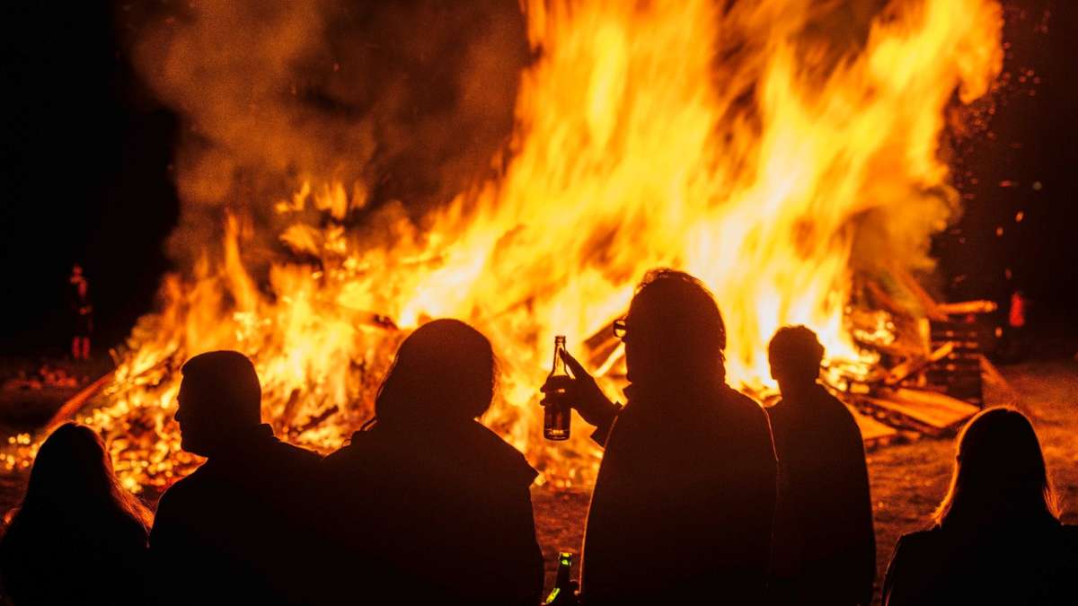 Lichterloh brennt das Osterfeuer im Friedrichsdorfer Ortsteil Burgholzhausen. Der ansässige Kerbverein nimmt in diesem Jahr bereits zum zehnten Mal an der Tradition teil.