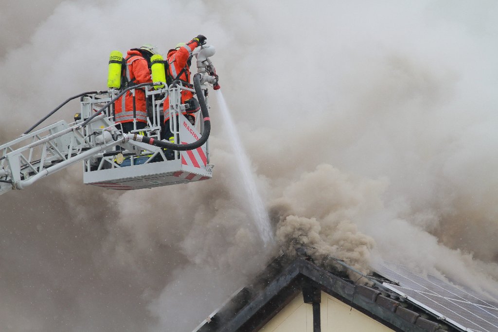 Sehr schwierig gestalteten sich die Löscharbeiten der Feuerwehr an einem Haus in Alfdorf am Montag.