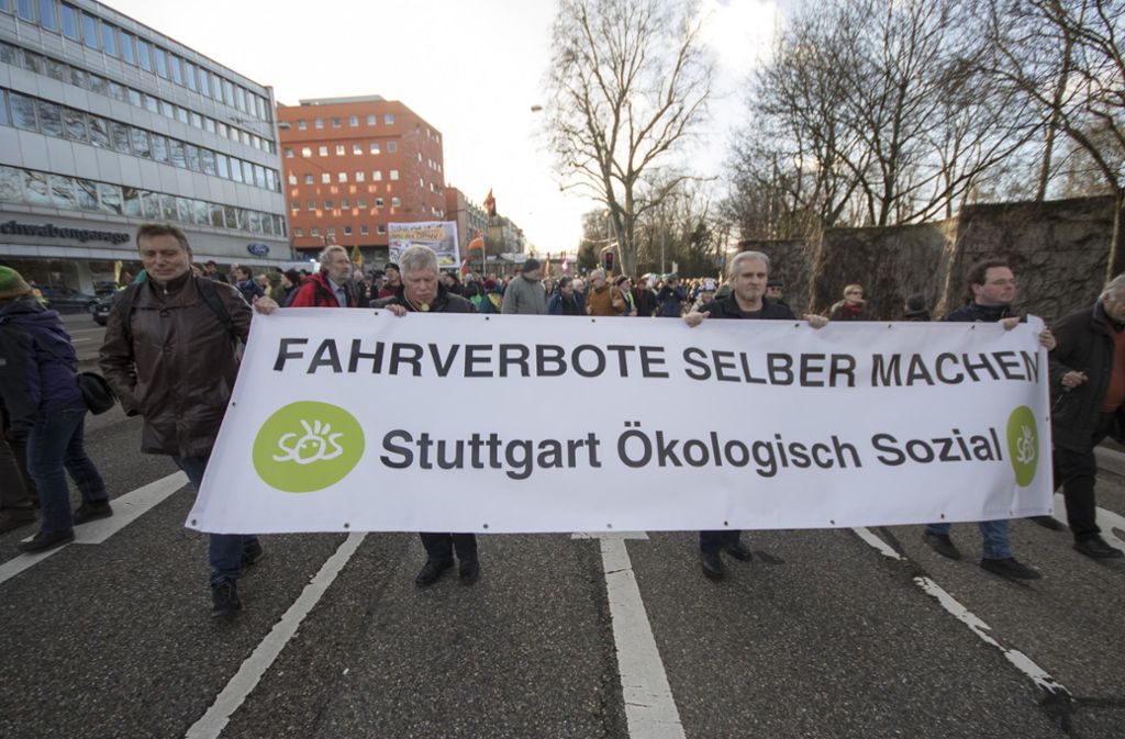 Das parteifreie Bündnis Stuttgart Ökologisch Sozial (SÖS) hatte zu der Demonstration gegen Feinstaubbelastung in Stuttgart aufgerufen.