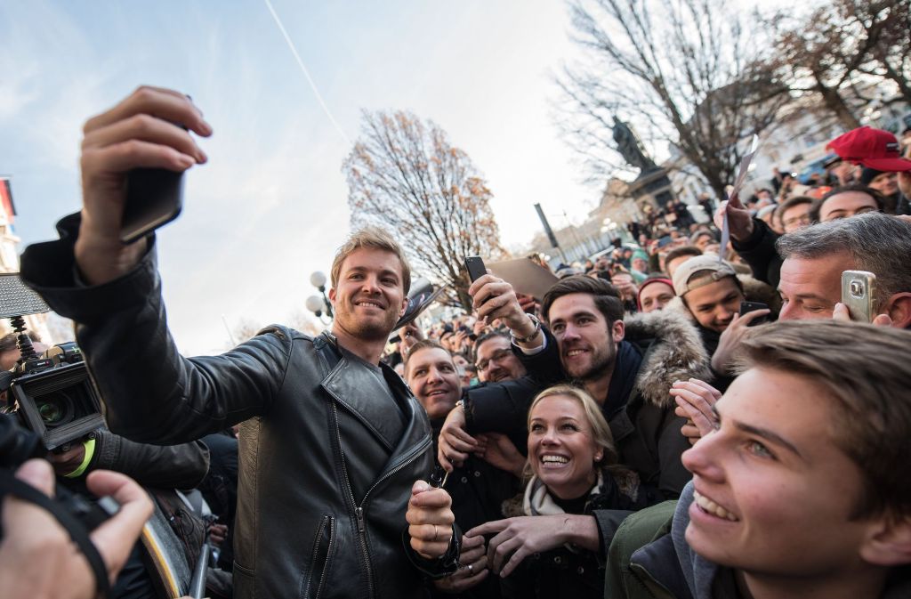 Ein Foto mit dem Weltmeister Nico Rosberg ist eine feine Sache. Meistens hält der Rennfahrer das Handy der Wiesbadener Fans selbst in der Hand und drückt den Auslöser.
