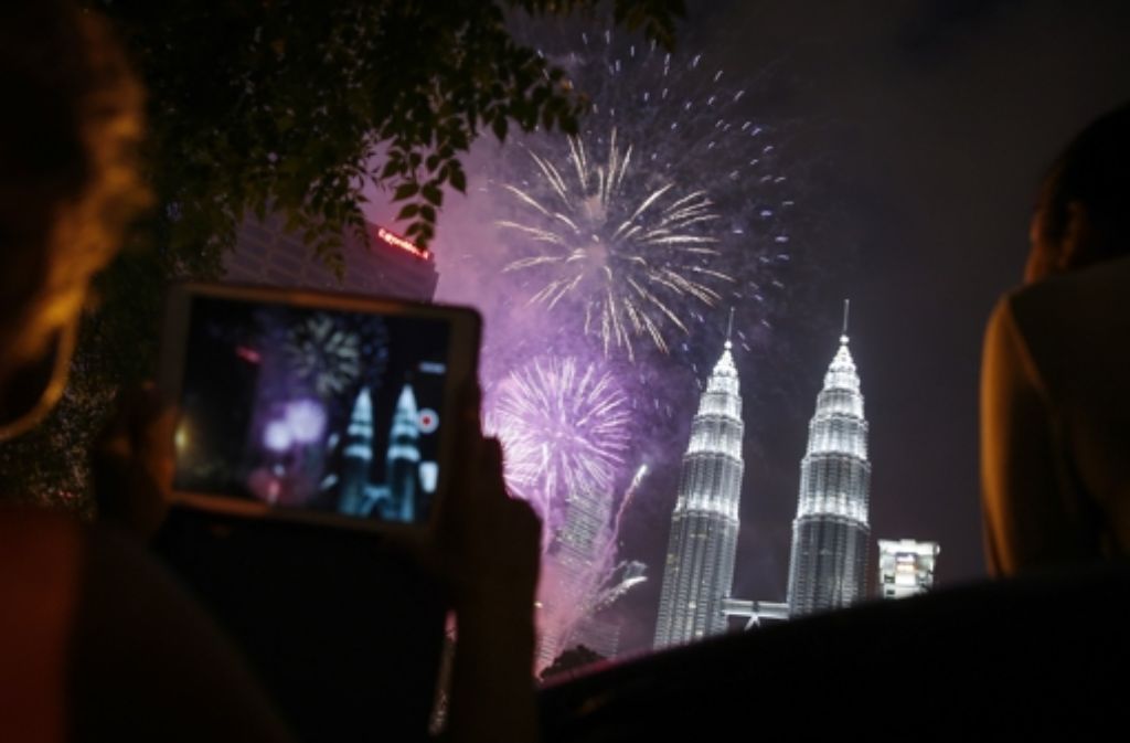 Auch in Malaysias Hauptstadt Kuala Lumpur verzauberte ein spektakuläres Feuerwerk die Menschen – vor der nicht minder spektakulären Kulisse der Petronas Zwillingstürme.