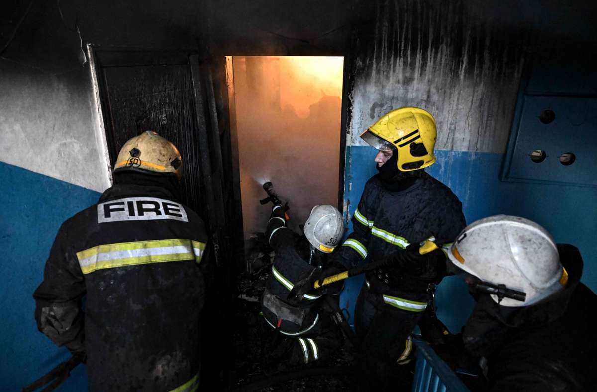 Ukrainische Feuerwehrleute bahnen sich in Tschuhujiw ihren Weg in ein brennendes Gebäude, das von russischen Geschossen getroffen wurde.