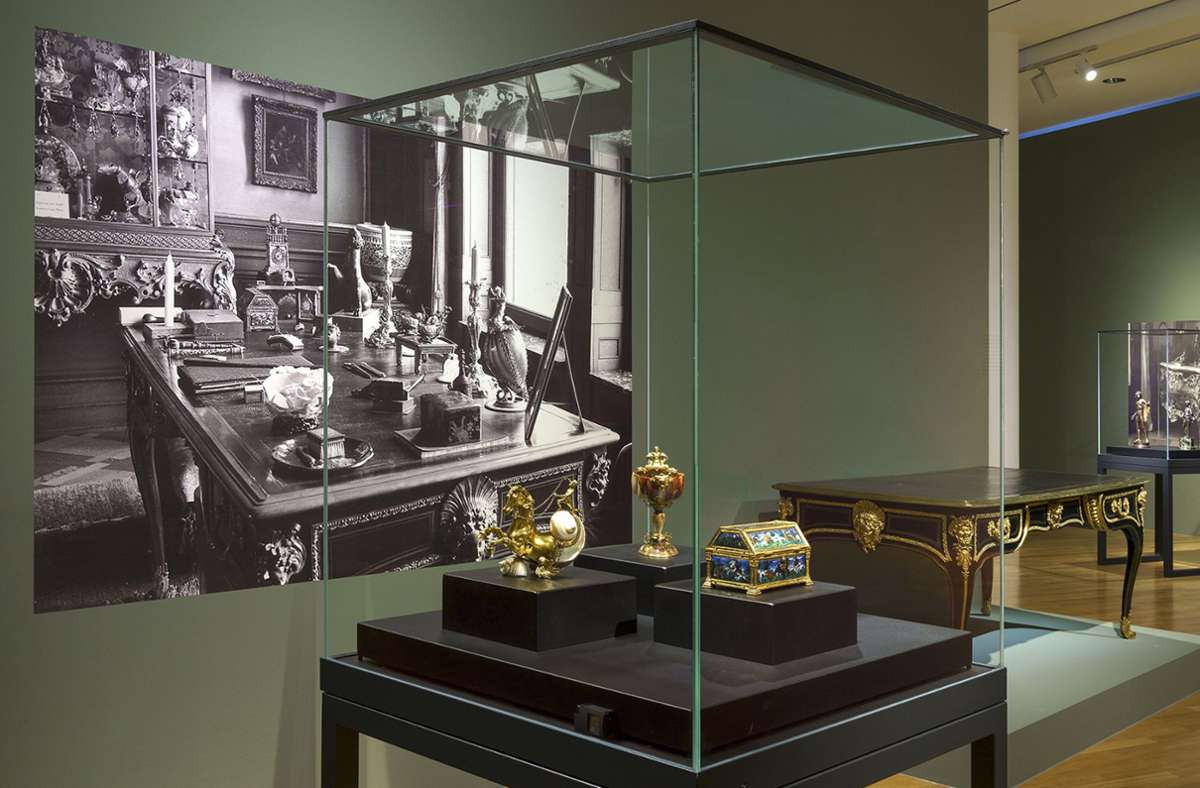 Einige der Objekte, die der Bankier auf seinem Schreibtisch oder daneben in der Vitrine stehen hatte, sind in der Ausstellung zu sehen.