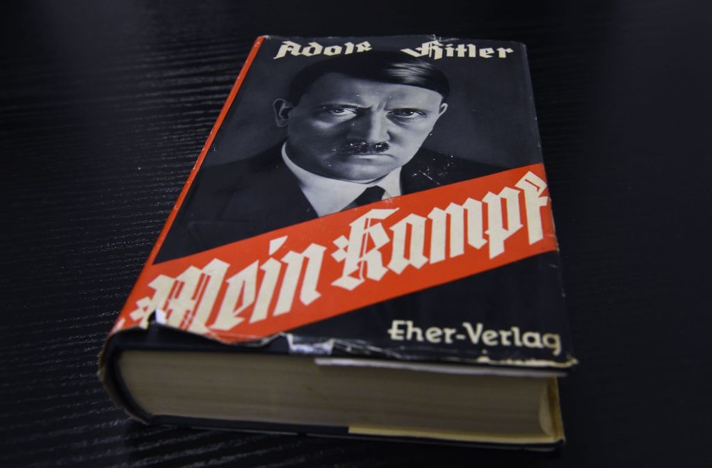 Nicht das Original – hier im Bild –  eine kritische Ausgabe von „Mein Kampf“ soll an die Schulen in Bayern. Foto: AFP