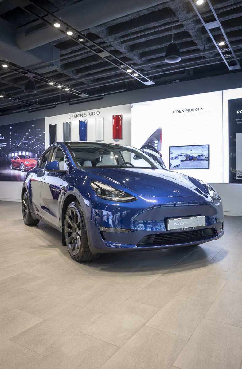 Dieses Model Y von Tesla steht nun im Dorotheen-Quartier in Stuttgart.