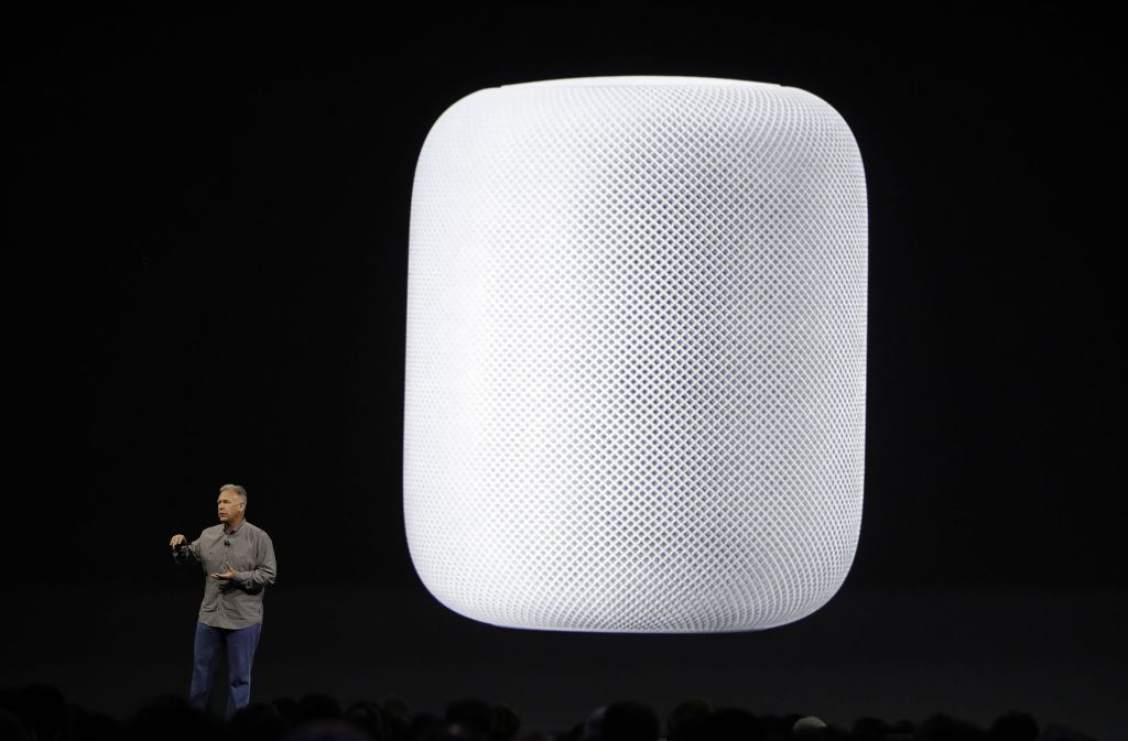 Apple-Marketingchef Phil Schiller stellt der Apple-Entwicklerkonferenz WWDC vernetzte Lautsprecher mit dem Namen HomePod vor.