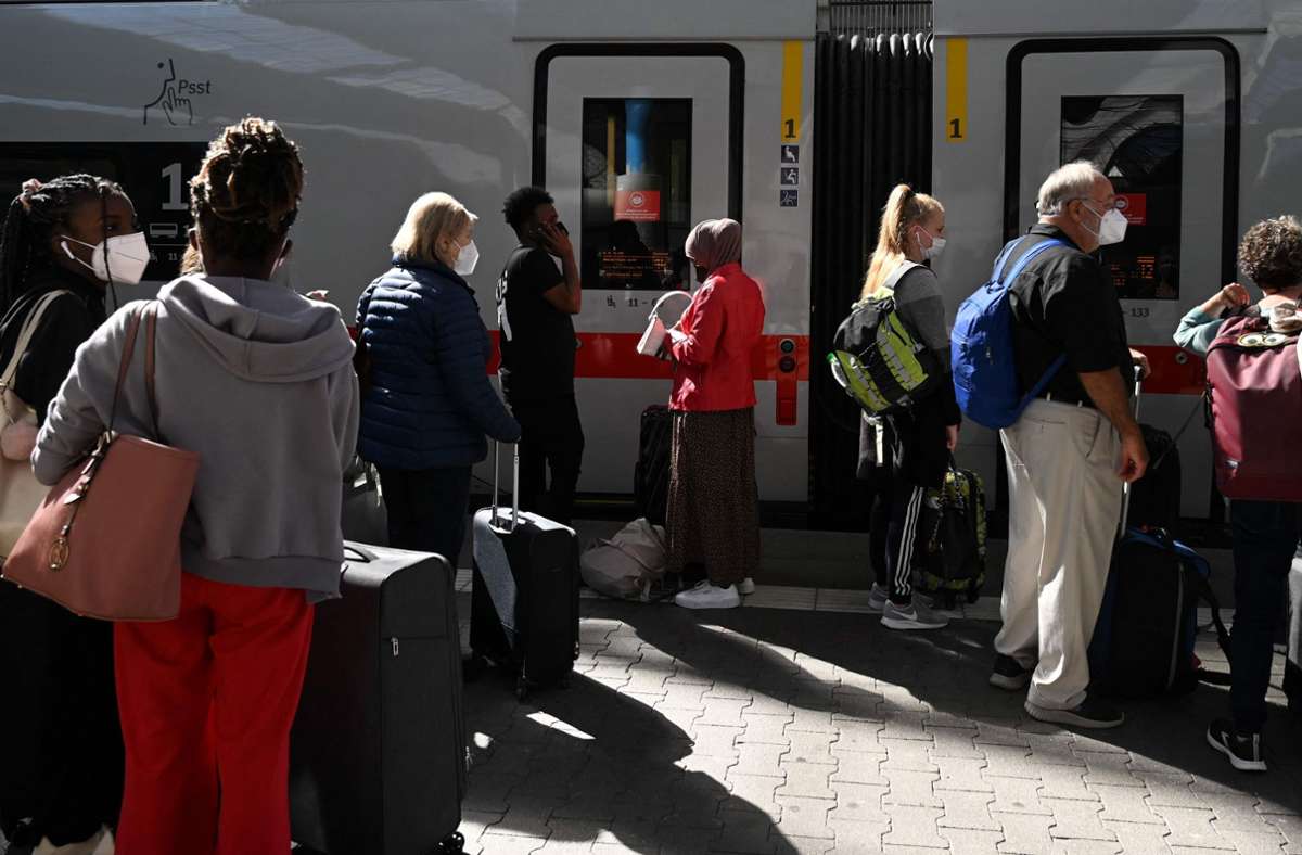 Im Bahnverkehr kommt es deutschlandweit weiter zu Einschränkungen. Foto: AFP/CHRISTOF STACHE