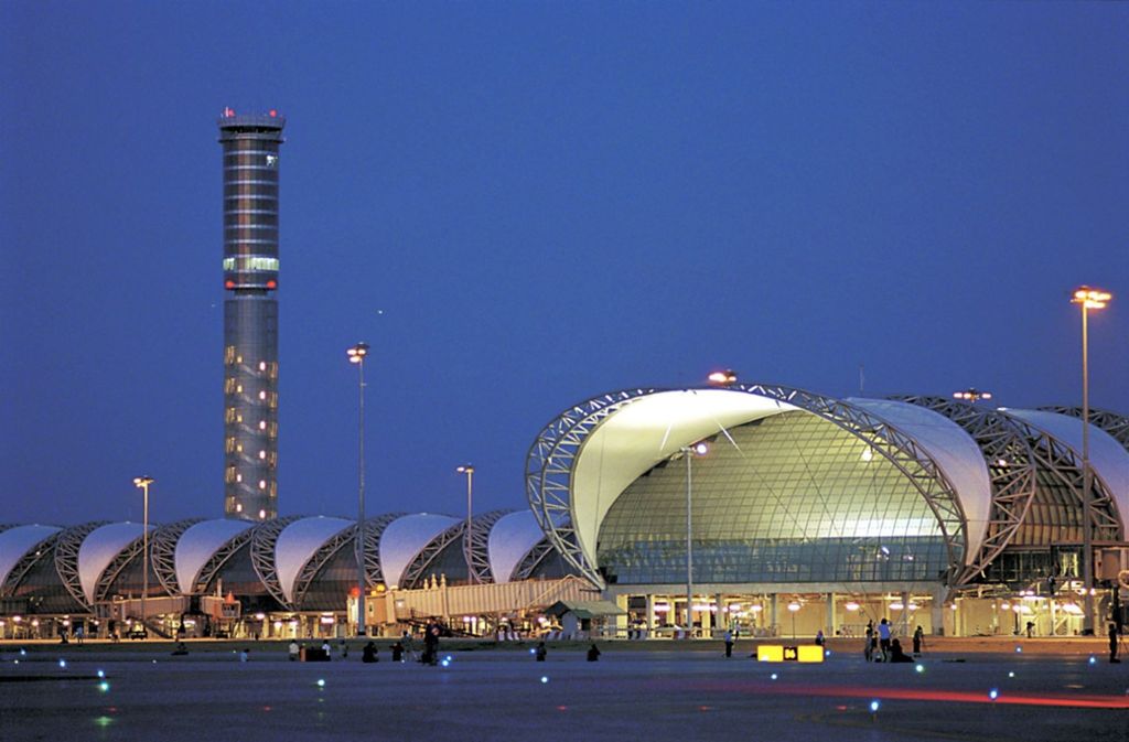 ... sowie der Flughafen von Bangkok mit seiner markanten Tragwerkkonstruktion.
