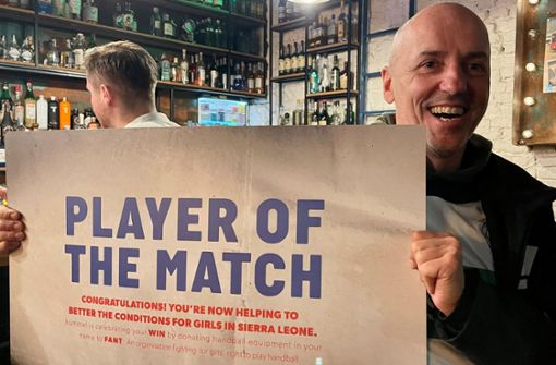 „Spieler des Spiels“: Michael Gollhofer mit dem Plakat, das der deutsche Torhüter Andreas Wolff nach seiner herausragenden Leistung gegen die Niederlande erhalten hatte. Foto: red