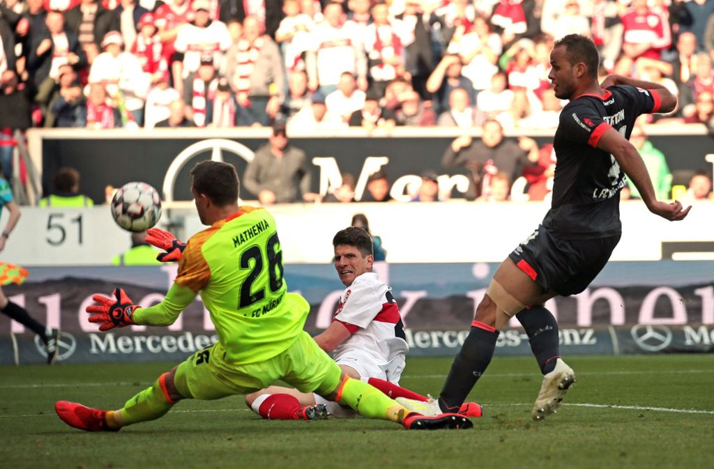 Mit letztem Einsatz: der VfB-Stürmer Mario Gomez (Mitte) hat die Chance zum Sieg, der FCN-Torwart Christian Mathenia vereitelt sie.