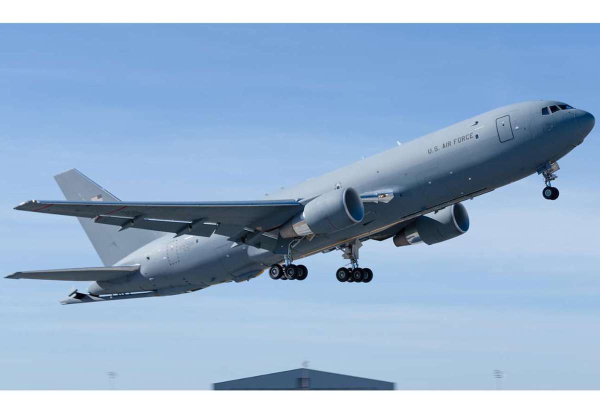 Die Boeing KC-46 Pegasus ist ein Tankflugzeug, Passagier- und Frachttransport. Das Tankflugzeug hat eine maximale Treibstoffkapazität von circa 96 297 kg und bis zu 94 198 kg zur Luftbetankung.