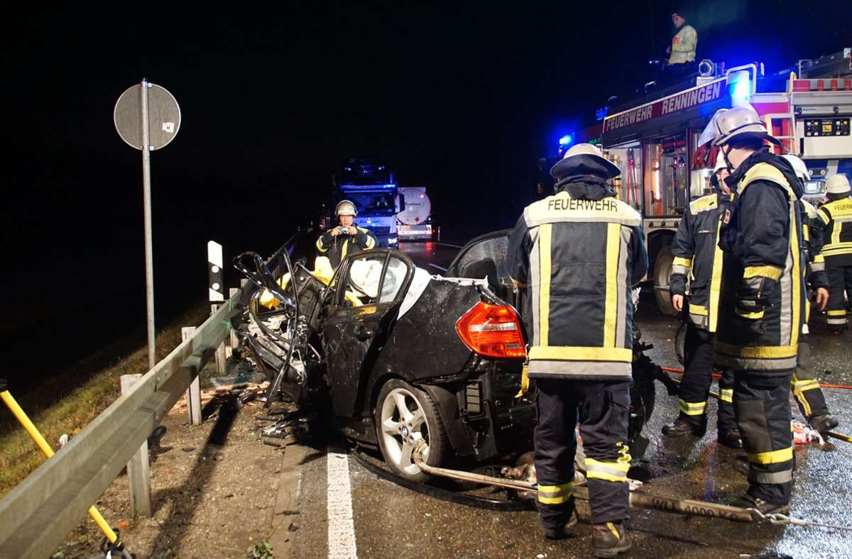 Am 10. Dezember 2019 gegen 19 Uhr kollidierte der 36-jährige Fahrer eines BMW während eines Überholvorganges mit einem entgegenkommenden VW und überlebte den Unfall nicht.
