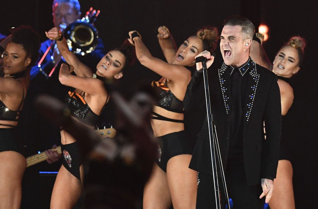 Wo man hinsieht nur Frauen: Robbie Williams ist ein heiß begehrter Popstar und stets umgeben von den schönsten Frauen, wie hier bei einem Auftritt während der Verleihung der Brit Awards im Februar.
