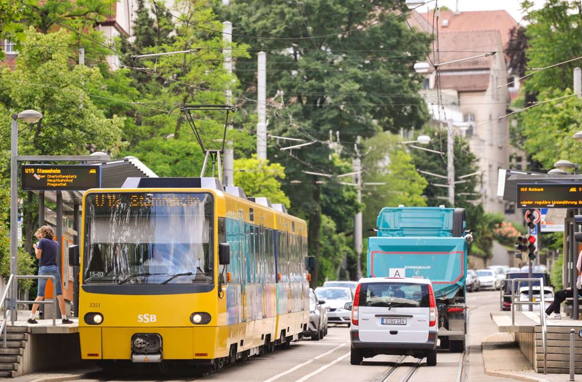 Die Fahrt mit Bus und Bahn im VVS wird 2023 voraussichtlich 4,9 Prozent teurer. Foto: Lichtgut/Max Kovalenko