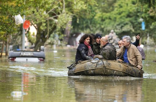 Nach den verheerenden Überschwemmungen in Italien können viele Menschen noch immer nicht in ihre Wohnhäuser zurückkehren. Foto: dpa/Luca Bruno