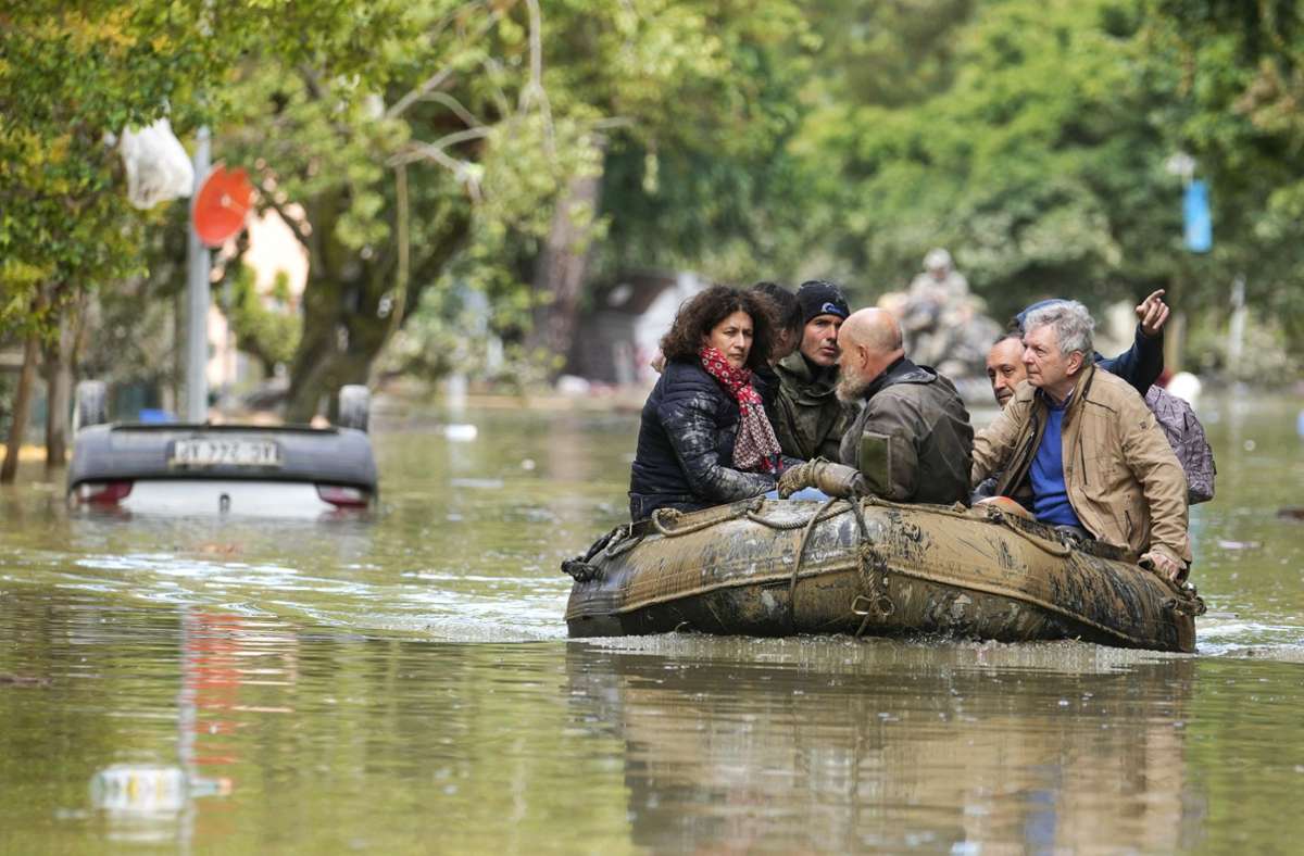 Nach den verheerenden Überschwemmungen in Italien können viele Menschen noch immer nicht in ihre Wohnhäuser zurückkehren. Foto: dpa/Luca Bruno
