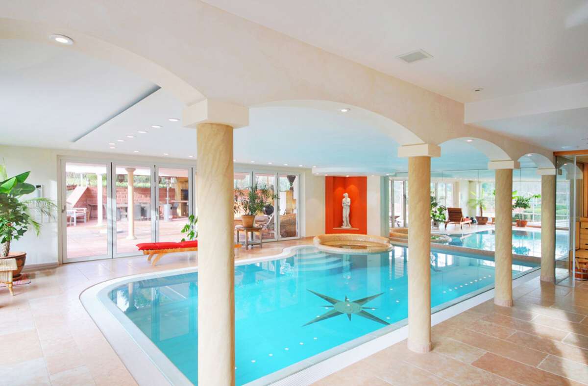 Das Spa besteht aus einem Indoor-Schwimmbad, einem Whirlpool und einer Sauna.