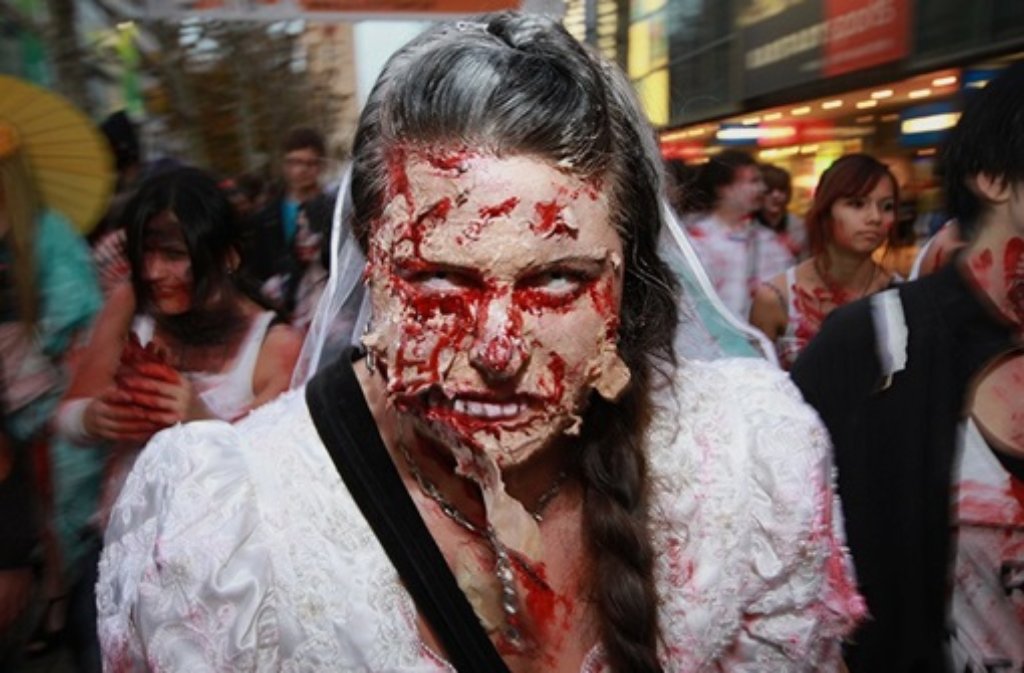 Angetan mit Furcht erregenden Masken, zotteligen Kostümen sowie jeder Menge Kunstblut trieben "Zombies" ihr Unwesen in der Stuttgarter Innenstadt.