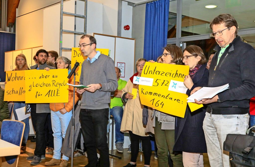 In der Sitzung des Gemeinderats überreichten die Gegner mehr als 500 Unterschriften. Foto: Thomas Krämer
