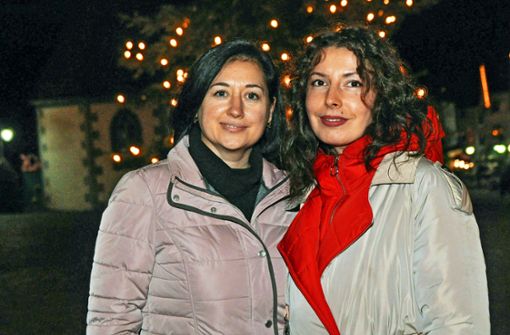 Nataliia Nychai (links) und Maria Samokhval wollen Weihnachten mit einem  Stück Normalität begehen. Foto: Karin Ait Atmane