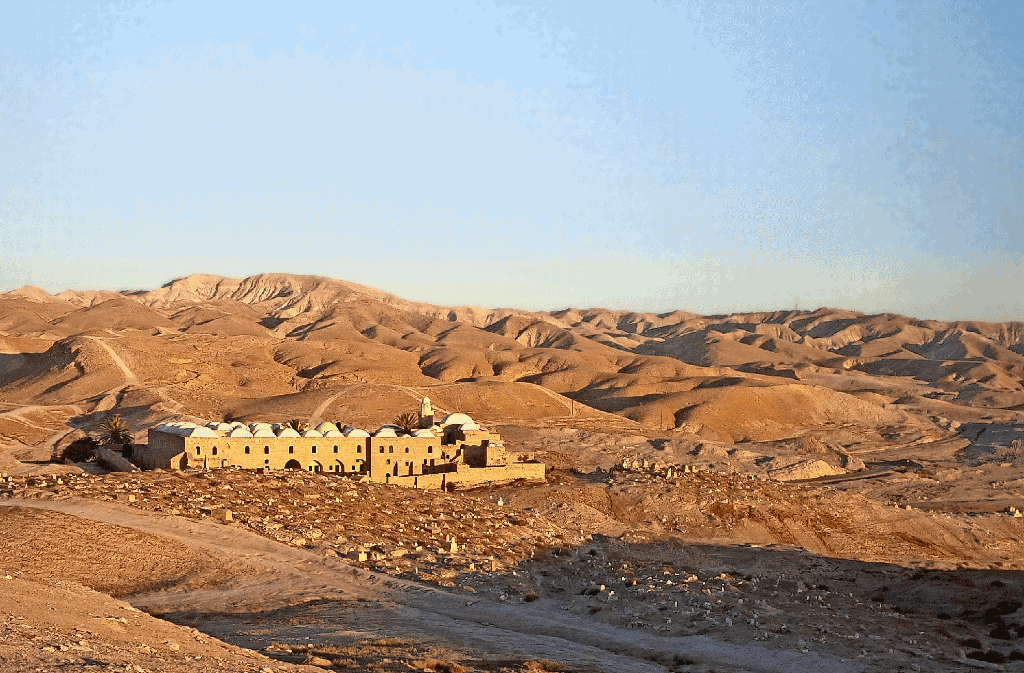 Nabi Musa nahe Jericho bei Sonnenaufgang - nachmuslimischer Tradition wird hier das Grab Mose vermutet. Foto: Peter Böhlemann