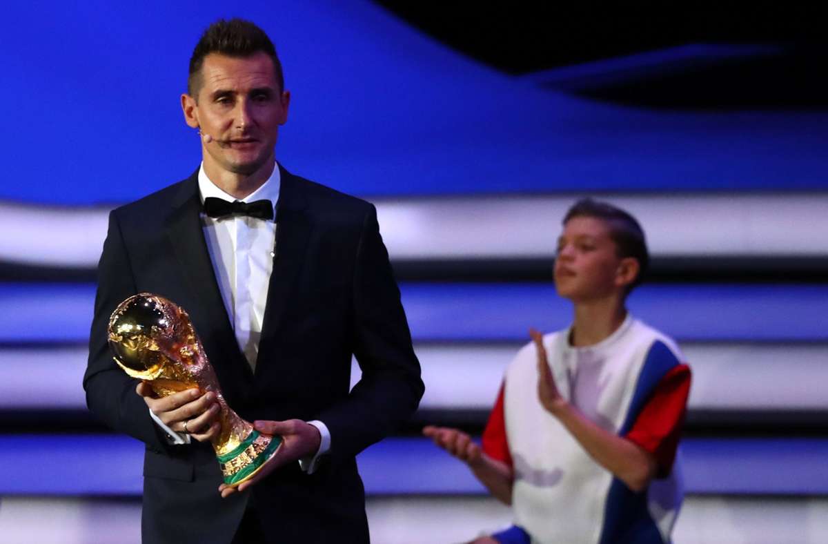 Mit WM-Pokal ausgestattet und mit 47 Toren der treffsicherste deutsche Nationalspieler: Miroslav Klose. Erst absolvierte 137 Spiele.
