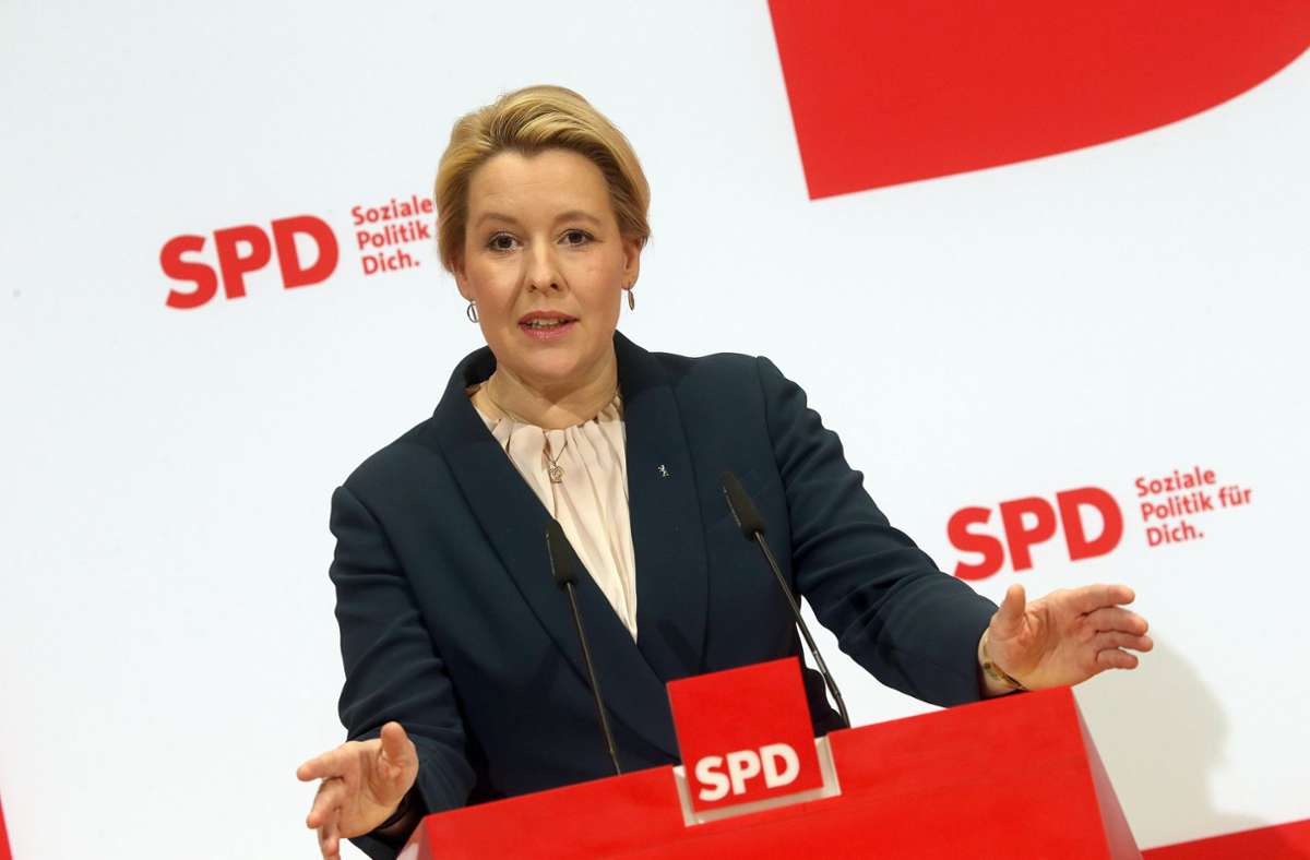 Voraussetzung dafür ist allerdings, dass die bestehende Koalition aus SPD, Grüne und Linke weitergeführt wird. Abgeneigt sind die jeweiligen Parteien nicht. Käme das zustande, stünde am Ende eine Regierung ohne Beteiligung der Wahlgewinner von der CDU – und Giffey wäre erneut Regierungschefin. Neu ist so eine Szenario nicht.