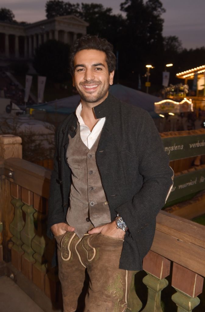 Schauspieler Elyas M’Barek entspannte auf dem Balkon des Käferzelts.