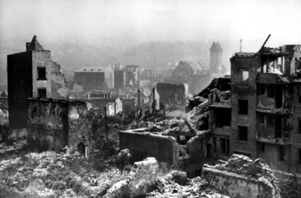 Blick auf das zerstörte Pforzheim (Baden-Württemberg) nach dem Ende des Zweiten Weltkriegs 1945.