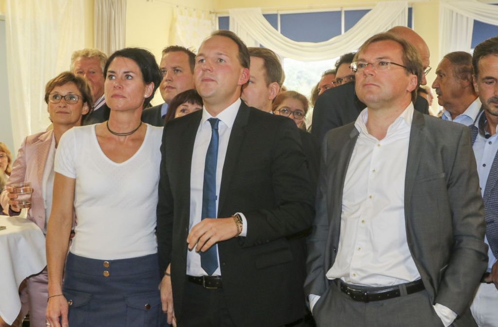 Gute Stimmung sieht anders aus als auf der Party der CDU in Böblingen. Im Bild: Marc Biadacz (2. von rechts) und Paul Nemeth (rechts)