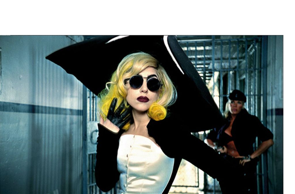 Stars schätzen Muglers Kreationen. Lady Gaga im Video zum Song „Telephone“ (The Fame Monster Album), 2010, Regie: Jonas Åkerlund. Outfit: Thierry Mugler, Kollektion Anniversaire des 20 ans, Prêt-à-porter Herbst/Winter 1995–1996.