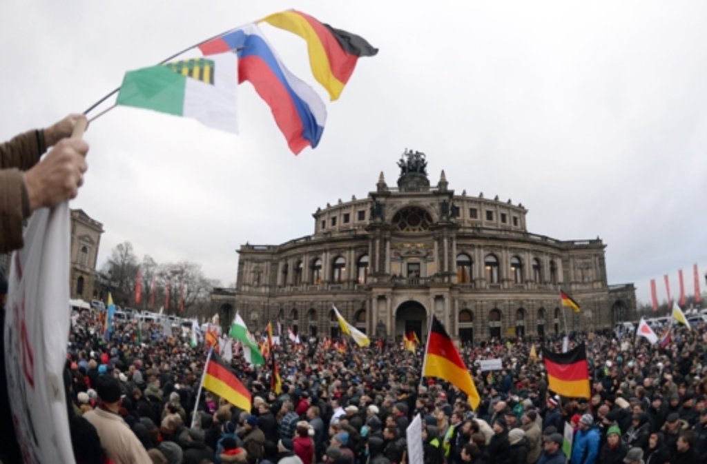 In Dresden sind wieder tausende Pegida-Anhänger auf die Straße gegangen.