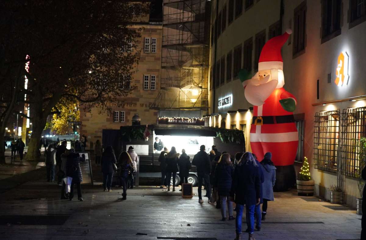 Viele Stuttgarterinnen und Stuttgarter genießen noch mal einen letzten Glühwein, bevor die neuen Regelungen in Kraft treten.