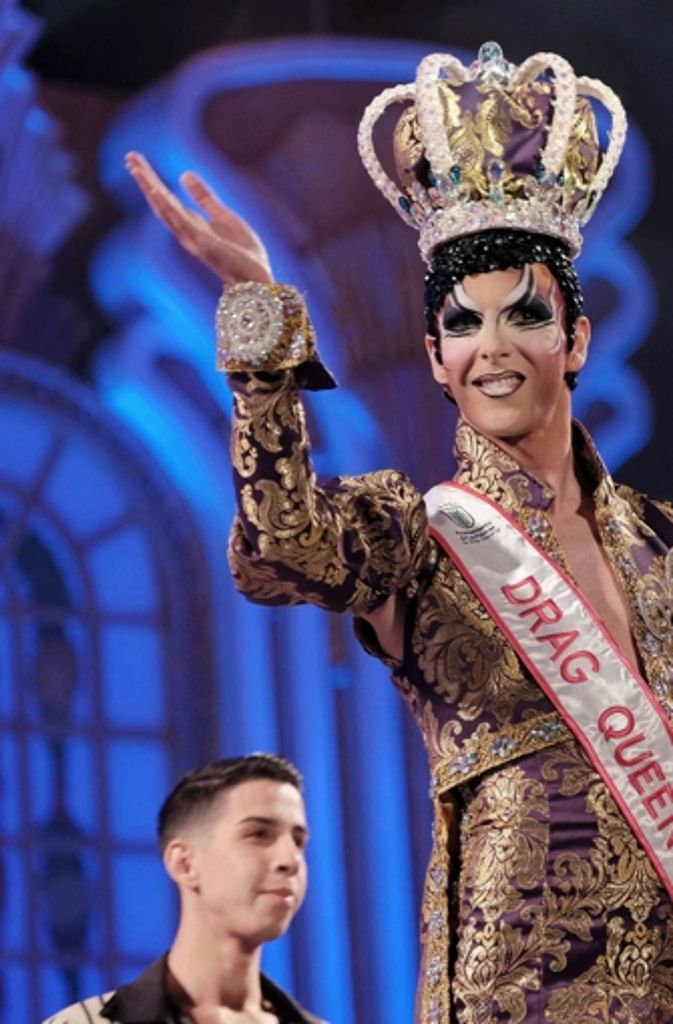 Die Gewinnerin aus dem letzen Jahr, Drag Queen Valkiria begrüßt die Zuschauer zur Gala der Drag Queens 2016.