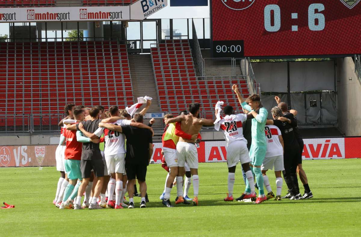 Auch vier Tage später, am 33. Spieltag, hat der VfB das Toreschießen nicht verlernt. Beim abstiegsbedrohten 1. FC Nürnberg fahren die Stuttgarter einen der höchsten Auswärtssiege der Vereinsgeschichte ein. Doppelpacks von Atakan Karazor und Nicolas Gonzalez sowie Treffer von Silas Wamangituka und Sasa Kalajdzic sorgen für einen 6:0-Erfolg. Weil der Hamburger SV zeitgleich in Heidenheim patzt, ist dem VfB der Aufstieg praktisch nicht mehr zu nehmen. Ausgelassen feiern die Spieler nach der Partie auf dem Rasen.