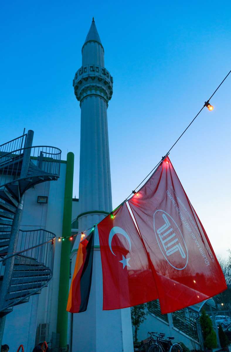 Die deutsche und die türkische Flagge flattern einträchtig nebeneinander. Daneben die Ditib-Fahne.