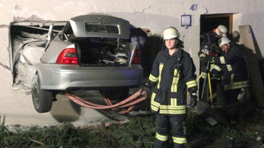 Tödlicher Unfall im Kreis Biberach: Auto fliegt durch Wand eines Wohnzimmers