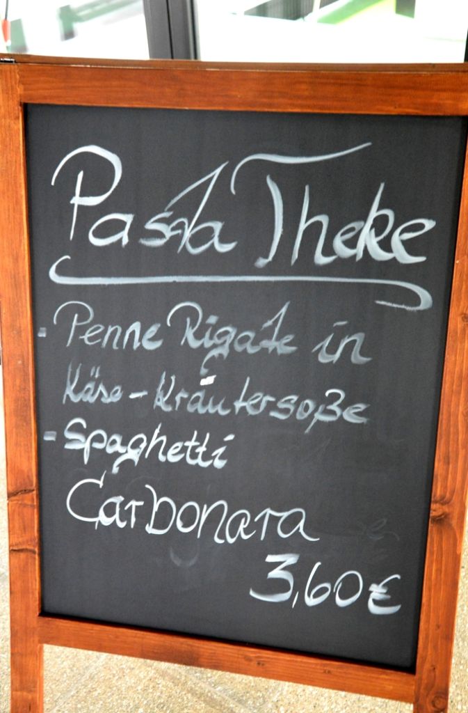 Täglich werden jetzt auch warme Speisen angeboten: Immer zwei Pasta-Gerichte, eins davon entweder vegetarisch oder sogar vegan.