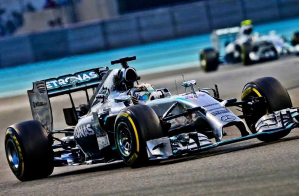 Lewis Hamilton hat sich beim Alptraum-Finale in Abu Dhabi für seinen Mercedes-Widersacher Nico Rosberg zum neuen Formel-1-Weltmeister gekrönt.