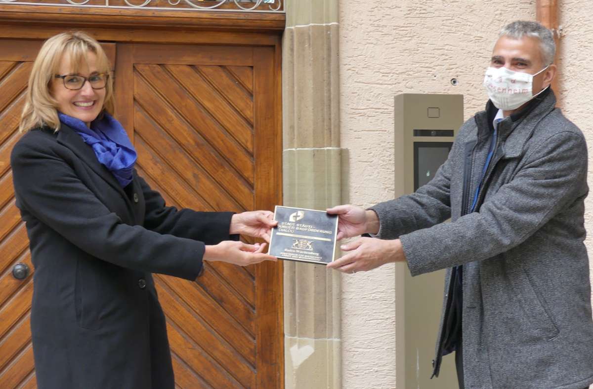 Für die „hervorragende Sanierung“ bekam die Stadt eine Bronzeplakette vom Land – überreicht von Karin Schütz, Staatssekretärin im Ministerium für Wirtschaft, Arbeit und Wohnungsbau.