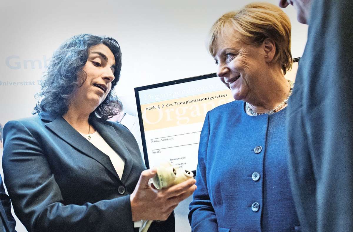 2017: Dilek Gürsoy trifft Angela Merkel, um mit ihr über ihren Alltag am Operationstisch und ihre Forschungsarbeit zu sprechen.