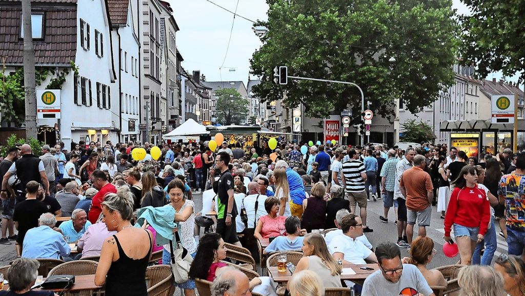  In lauer Sommerluft feiert der Stadtbezirk am Samstagabend gut gelaunt ein glänzend besuchtes Straßenfest. 73 Stationen vom Ostend-Platz bis zum Schmalzmarkt – das gibt es in Stuttgart bei keinem anderen Stadtteilfest. 