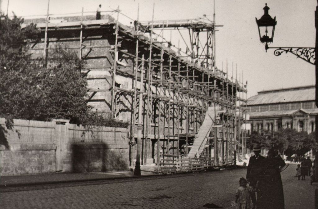 Das Linden-Museum vor seiner Fertigstellung im Oktober 1910. Blick von der Hegelstraße auf den Hegelplatz. Im Hintergrund die Gewerbehalle Stuttgart