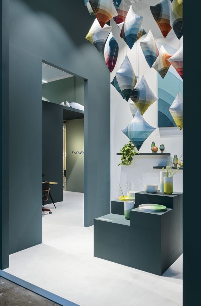 Verspielte Inszenierung von Accessoires wie Kissen und Vasen: Auch Konzepte für Messestände renommierter Firmen entwerfen die zwei Gestalter mit ihrem Team – für Vitra bei der Möbelmesse „Maison & Objet“ 2019 in Paris etwa.